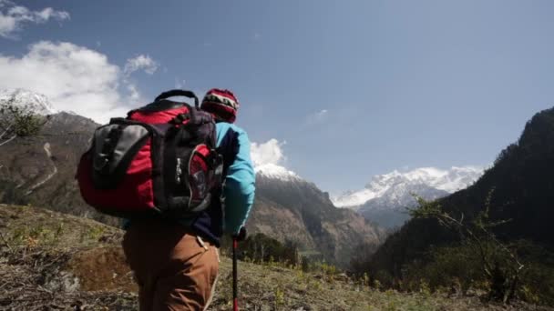 Homme randonnée dans les montagnes de l'Himalaya — Video