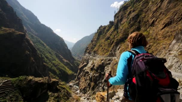 Trekking i himalaya bergen — Stockvideo