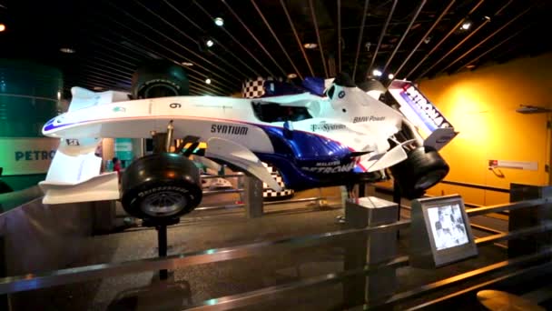 Menschen im petrosains discovery center — Stockvideo