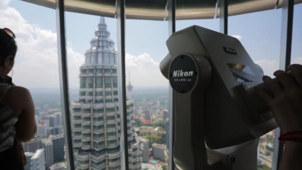 Touristen besuchen Petronas Zwillingstürme — Stockvideo