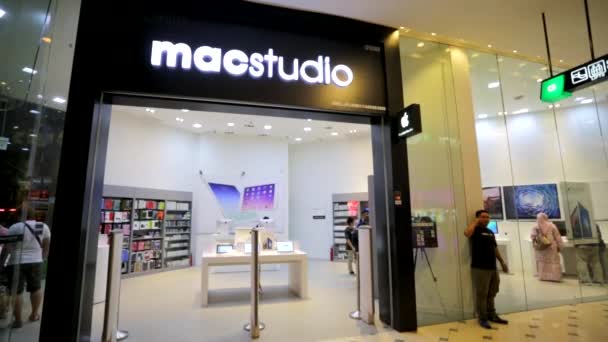 Macstudio winkel in shopping mall — Stockvideo