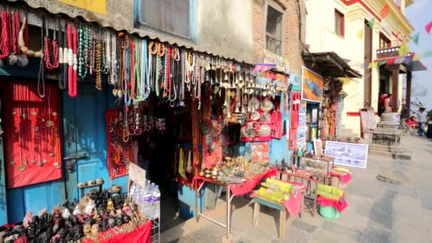 Souvenirwinkel op Swayambhunath — Stockvideo