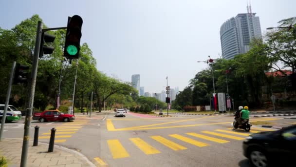 Strada della città con auto — Video Stock