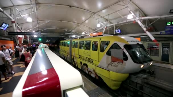 People at monorail train station — Stock Video