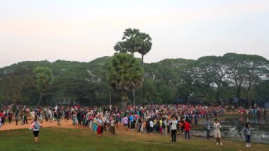 Gündoğumu izlerken turist