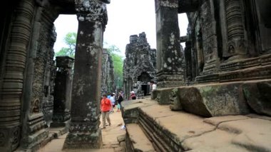 Turistler Bayon tapınağını ziyaret