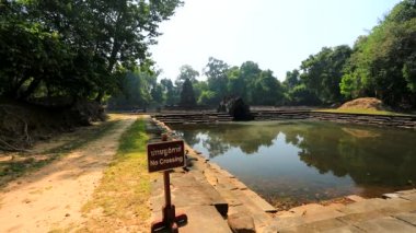 Bir Budist tapınağı ile yapay ada