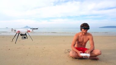 Genç adam kontrol quadcopter