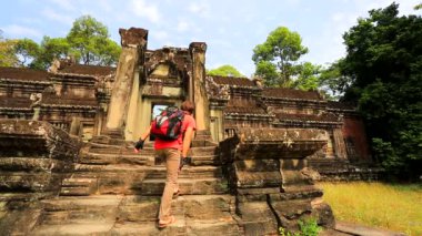Backpacker ziyaret Angkor Wat Tapınağı.