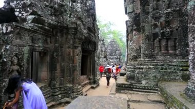 Turistler Bayon tapınağını ziyaret