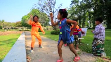 Kamboçyalı çocuk oyun