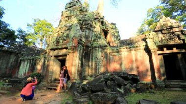 Turistler Ta Prohm tapınağı ziyaret