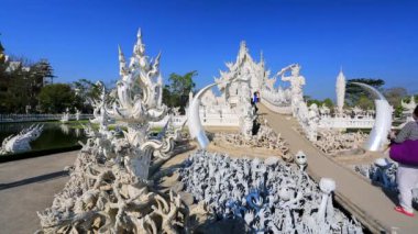 Turistler Wat Rong Khun tapınağını ziyaret