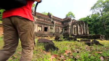 Backpacker ziyaret Angkor Wat Tapınağı.