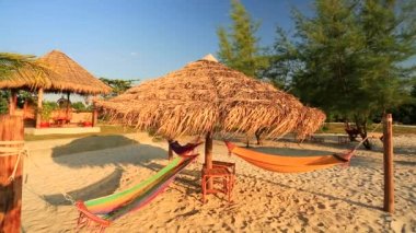 Hamaklar hasır şemsiyesi altında