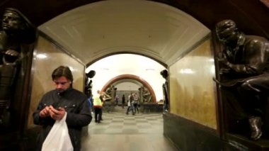 Olan Revolyutsii metro istasyonu