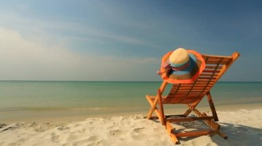 Sunlounger şapka ile