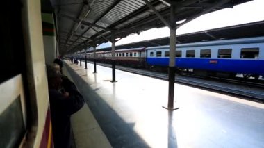 Tren istasyonunda tren geldiğinde