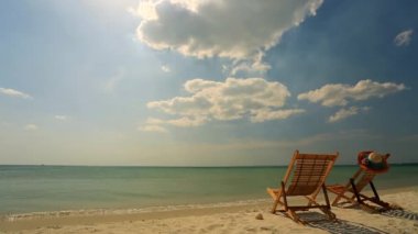 Tropik sahilde iki güneşlenme sandalyeli