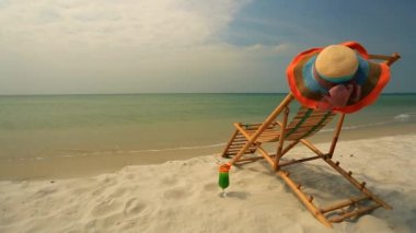 Sunlounger şapka ve kokteyl