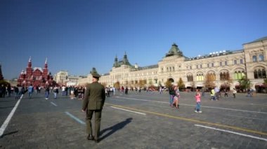 İnsanlar kızıl meydan ziyaret