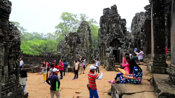 Turisté navštěvují chrám Bayon — Stock video