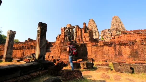 Backpacker besucht East Mebon Tempel — Stockvideo