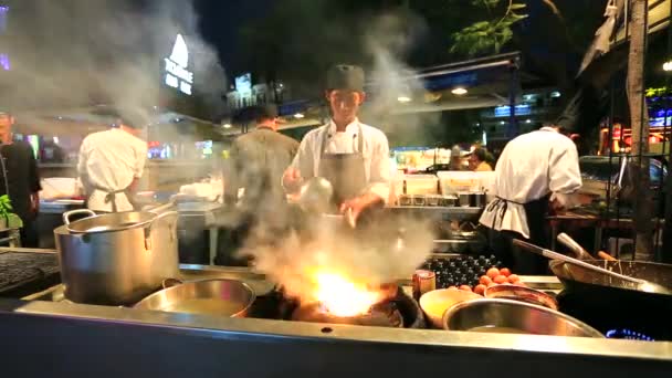 Šéfkuchař vaří na pouliční restaurace — Stock video