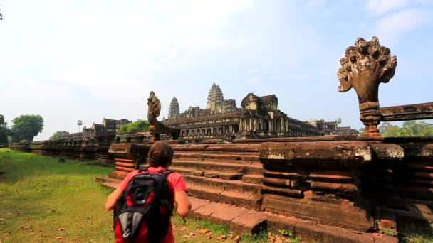Erkek backpacker ziyaret Tapınağı — Stok video