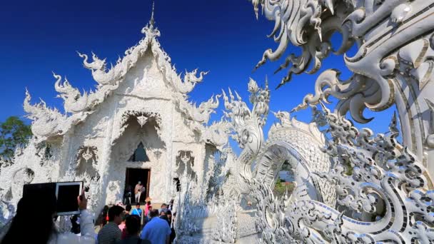 I turisti visitano il tempio di Wat Rong Khun — Video Stock