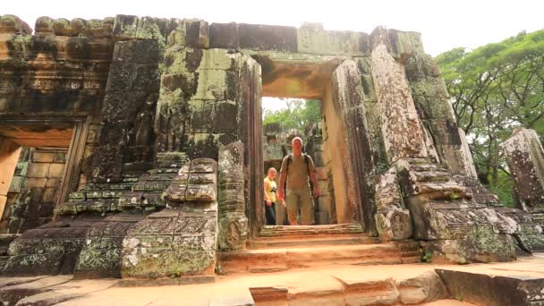 Turister besöker Baphuon templet — Stockvideo