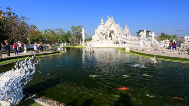 I turisti visitano il tempio di Wat Rong Khun — Video Stock