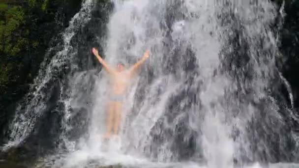 Man bathing in waterfall — Stock Video