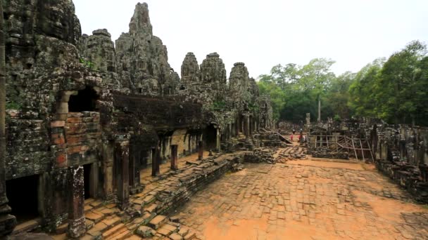 Τουρίστες επισκέπτονται το ναό Bayon — Αρχείο Βίντεο