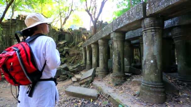 Backpacker besökande Beng Melea tempel — Stockvideo