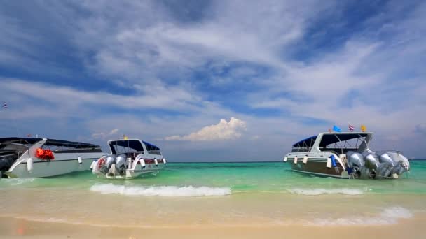 Lanchas en la hermosa playa — Vídeo de stock