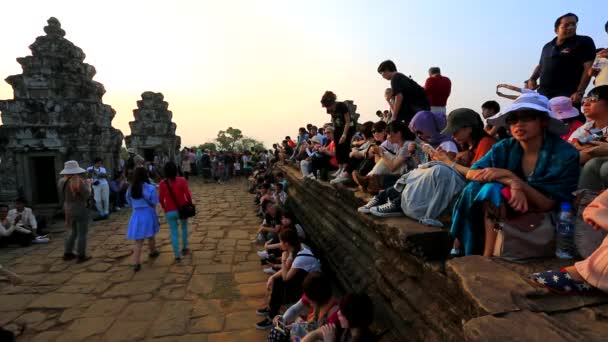 Toeristen genieten van prachtige landschap bij Phnom Bakheng tempel — Stockvideo