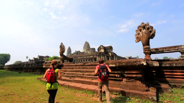 Backpackers visiting temple — Stock Video