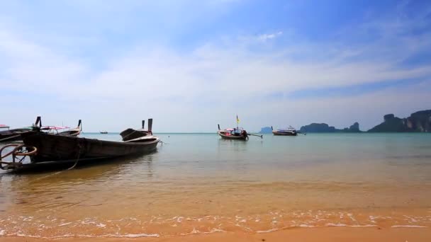 Cais com barcos tradicionais de cauda — Vídeo de Stock