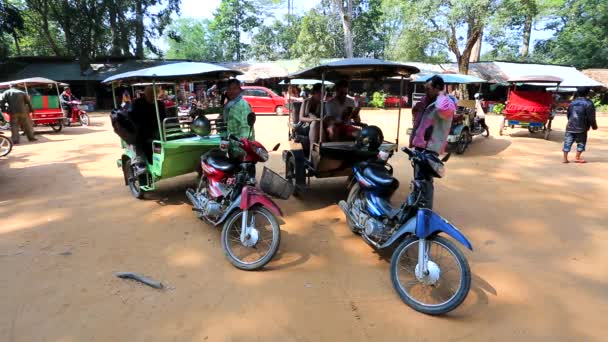 Tuk tuks parkering — Stockvideo