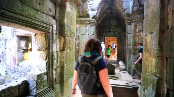 Tourists visiting Preah Khan temple — Stock Video