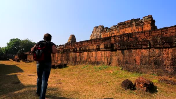 Backpacker visitando East Mebon templo — Vídeo de Stock