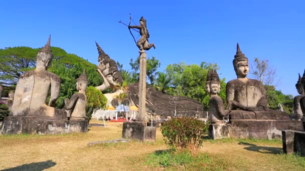 Turista visitando Buddha Park — Vídeo de Stock