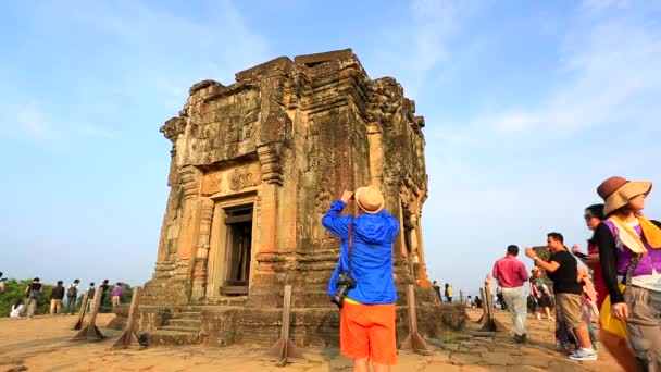 Touristen genießen schöne Landschaft am Phnom-Bakheng-Tempel — Stockvideo
