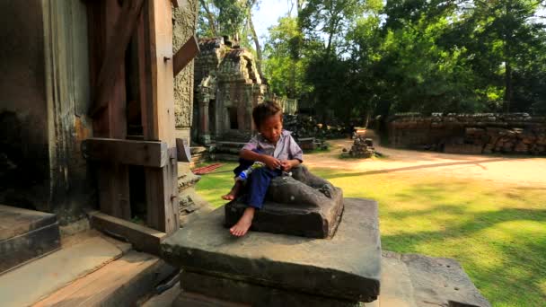 Cambodjaanse boy bij tempel — Stockvideo