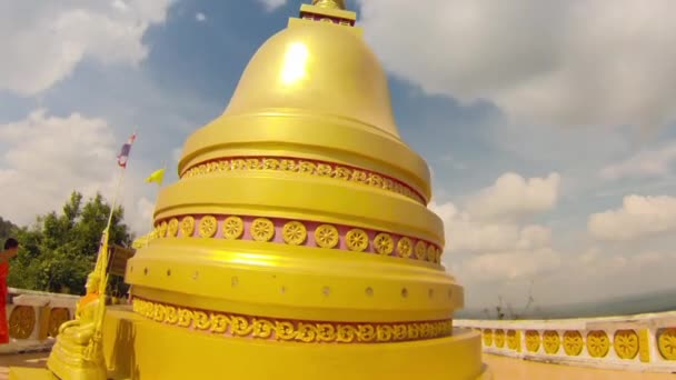 Budist stupa kaplan mağara Tapınağı'nda — Stok video