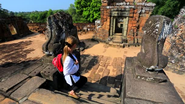 Backpacker visiting East Mebon temple — Stock Video