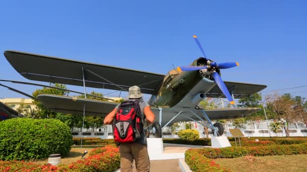 Backpacker visitando museo del ejército — Vídeo de stock