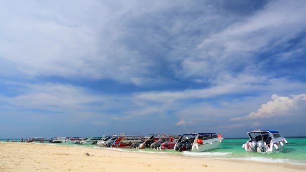 Lanchas en la hermosa playa — Vídeo de stock