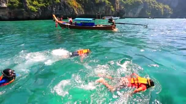 Τουρίστες, κολύμβηση με αναπνευστήρα στο Maya bay — Αρχείο Βίντεο